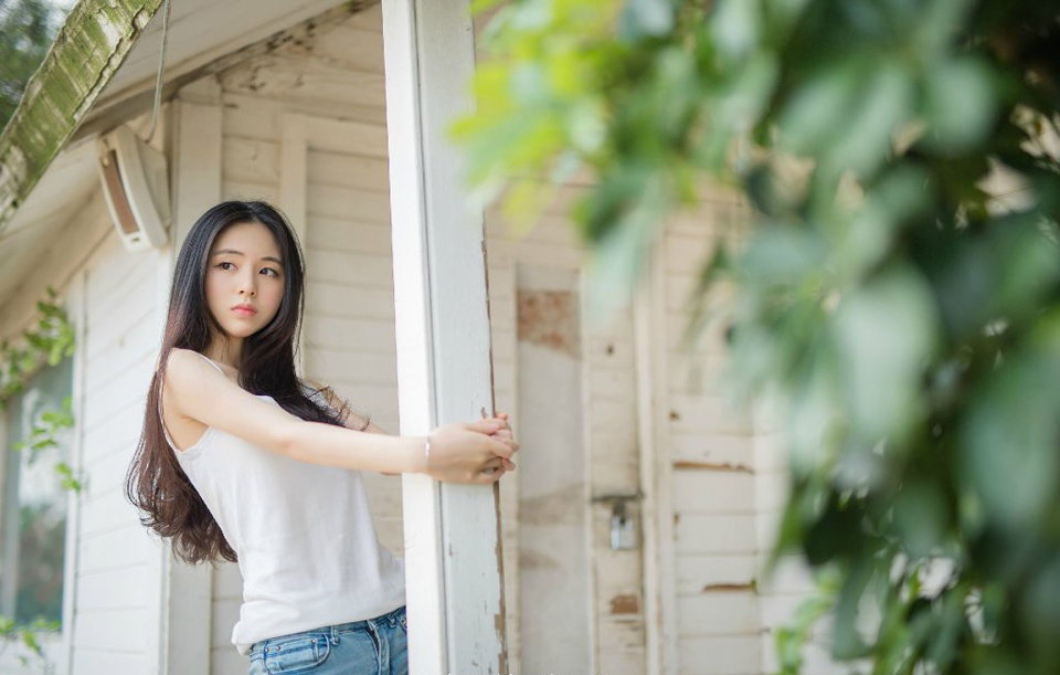 “噗噗~”一枚枚短箭从不同的方向射出来，这些虎卫毕竟是曹操身边的精锐，在虎卫统领示警的那一刻，就做出了反应，依旧有人中箭倒地。